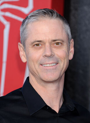 How tall is C. Thomas Howell?